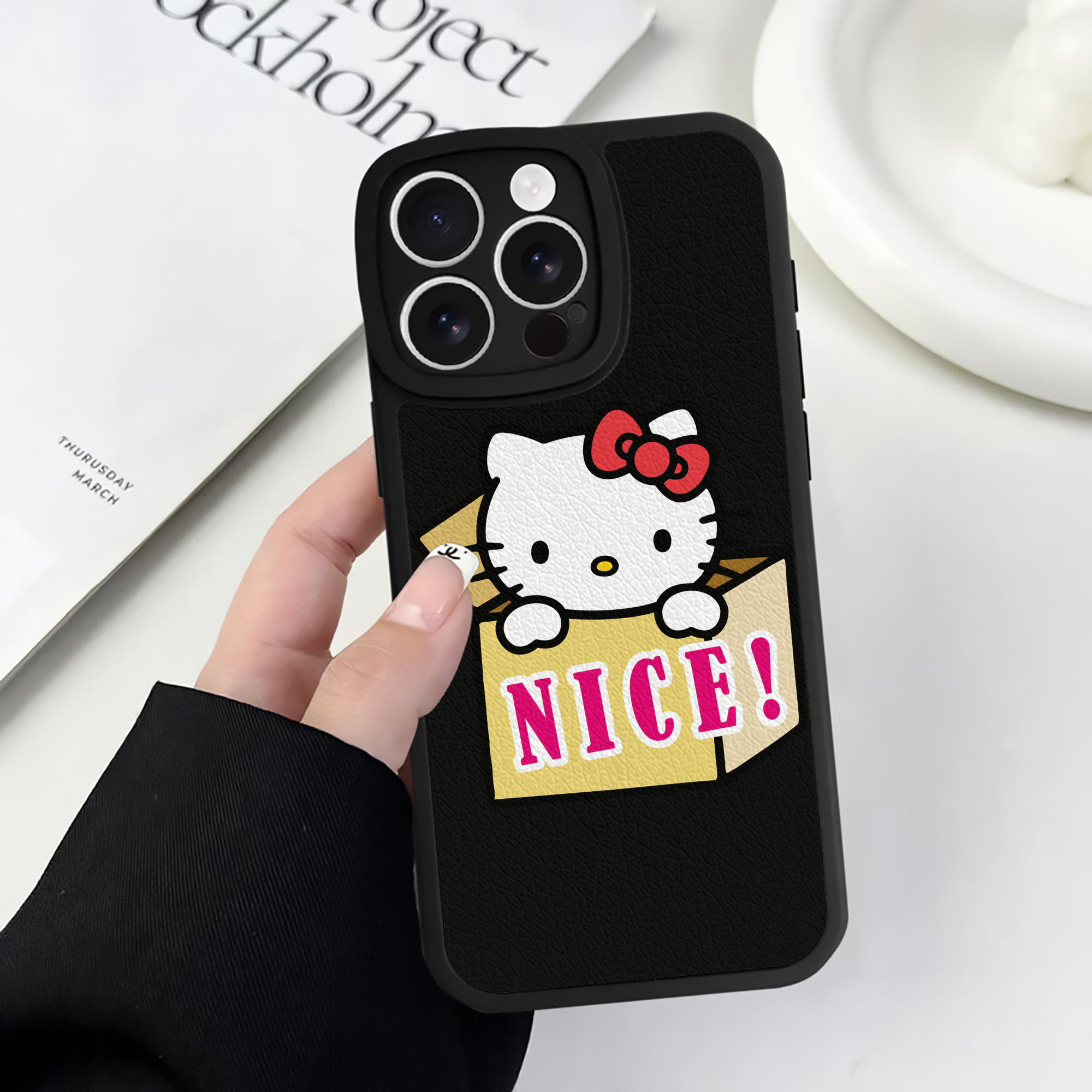 （画像用） Hello Kitty ハローキティ 【iPhone 16シリーズ対応】シリコンスマホケース（レザー調） 材質：シリコン
